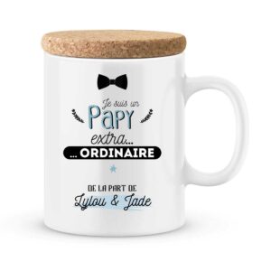 Spécificités techniques : mug personnalisé Céramique blanc avec le(s) prénom(s) de votre choix avec couvercle en liège : Finition brillante. Haute qualité d’impression Couleurs brillantes. Dimensions avec couvercle : hauteur : 105 mm, diamètre : 80mm. Ce mug personnalisé est livré avec son couvercle en liège qui permettra à votre boisson de rester bien au chaud. Vous pouvez également utiliser le couvercle comme sous tasse ce qui évitera les traces disgracieuses sur votre table préférée…