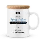 Mets de la bonne humeur dans le café de ton papy ; il va adorer… Tu peux accompagner cette tasse d’un énorme câlin et d’une brouette de bisous… Spécificités techniques : mug personnalisé Céramique blanc avec le(s) prénom(s) de votre choix avec couvercle en liège : Finition brillante. Haute qualité d’impression Couleurs brillantes. Dimensions avec couvercle : hauteur : 105 mm, diamètre : 80mm. Ce mug personnalisé est livré avec son couvercle en liège qui permettra à votre boisson de rester bien au chaud. Vous pouvez également utiliser le couvercle comme sous tasse ce qui évitera les traces disgracieuses sur votre table préférée…