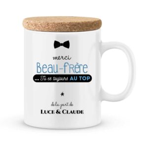 Mets de la bonne humeur dans le café de ton papy ; il va adorer… Tu peux accompagner cette tasse d’un énorme câlin et d’une brouette de bisous… Spécificités techniques : mug personnalisé Céramique blanc avec le(s) prénom(s) de votre choix avec couvercle en liège : Finition brillante. Haute qualité d’impression Couleurs brillantes. Dimensions avec couvercle : hauteur : 105 mm, diamètre : 80mm. Ce mug personnalisé est livré avec son couvercle en liège qui permettra à votre boisson de rester bien au chaud. Vous pouvez également utiliser le couvercle comme sous tasse ce qui évitera les traces disgracieuses sur votre table préférée…